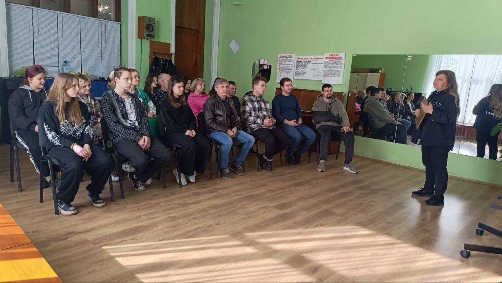 «СЧАСТЬЕ ВДРУГ…». В четверг, 27 марта 2025 года, в вокальной студии «Ассорти» МБУ «ДК им. В. Маяковского г. о. Торез» прошла познавательно – развлекательная викторина «Счастье вдруг…» «СЧАСТЬЕ ВДРУГ…». В четверг, 27 марта 2025 года, в вокальной студии «Ассорти» МБУ «ДК им. В. Маяковского г. о. Торез» прошла познавательно – развлекательная викторина «Счастье вдруг…»