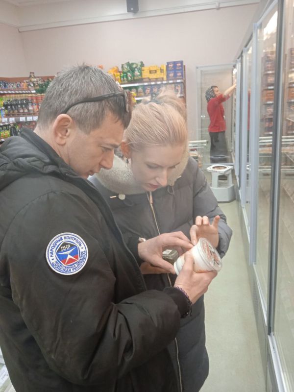 Народными контролерми Ворошиловского и Ленинского районов г. Донецка совместно с представителем торгового отдела Ворошиловского района Апанасевич А.А. было проверено 5 торговых объектов: Народными контролерми Ворошиловского и Ленинского районов г. Донецка совместно с представителем торгового отдела Ворошиловского района Апанасевич А.А. было проверено 5 торговых объектов: