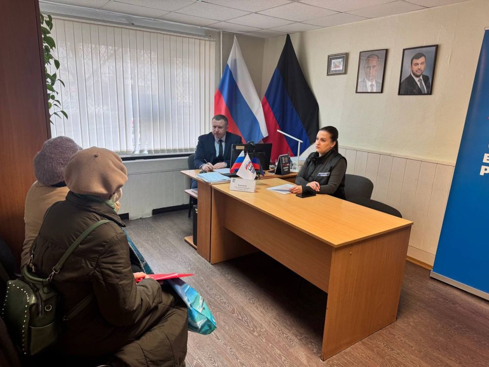 Приём граждан в Общественной приёмной партии "Единая Россия" города Снежное Приём граждан в Общественной приёмной партии "Единая Россия" города Снежное