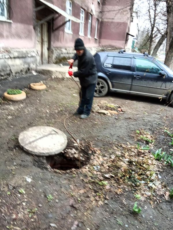 Силами коммунальных предприятий были проделаны работы по наведению чистоты и порядка на территории г. Моспино: Силами коммунальных предприятий были проделаны работы по наведению чистоты и порядка на территории г. Моспино: