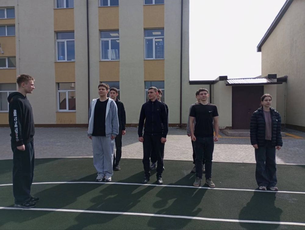 В рамках мероприятий «Ура! Каникулы!» в ГБОУ «Мангушская школа №2 Мангушского м.о.» идёт подготовка к муниципальному этапу ЗАРНИЦА 2.0. Участники команды тренируются к строевой подготовке! В рамках мероприятий «Ура! Каникулы!» в ГБОУ «Мангушская школа №2 Мангушского м.о.» идёт подготовка к муниципальному этапу ЗАРНИЦА 2.0. Участники команды тренируются к строевой подготовке!