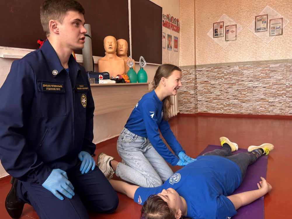Добровольцы Донецкого РО ВСКС провели занятие для школьного спасательного отряда «Альфа» Добровольцы Донецкого РО ВСКС провели занятие для школьного спасательного отряда «Альфа»