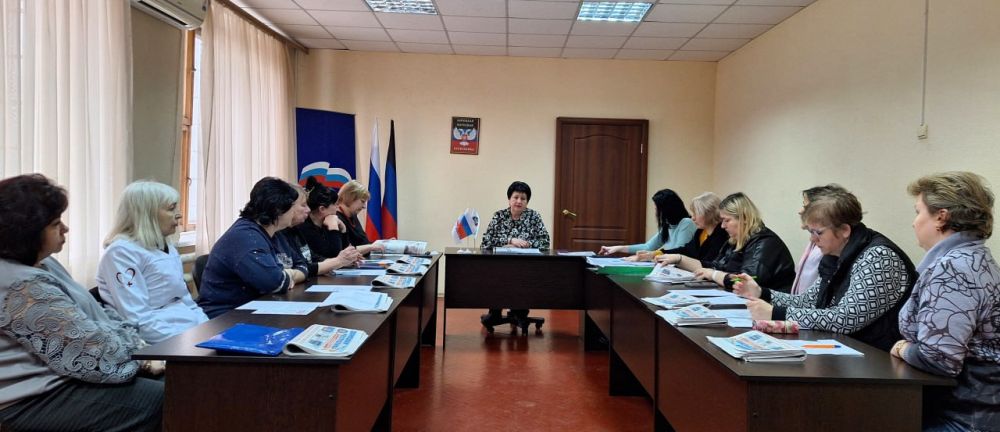 28 марта секретарь местного отделения Общественного Движения «Донецкая Республика» Советского района города Макеевки, руководитель Управы Советского внутригородского района Мария Чулакова провела собрание с активом первичных... 28 марта секретарь местного отделения Общественного Движения «Донецкая Республика» Советского района города Макеевки, руководитель Управы Советского внутригородского района Мария Чулакова провела собрание с активом первичных...