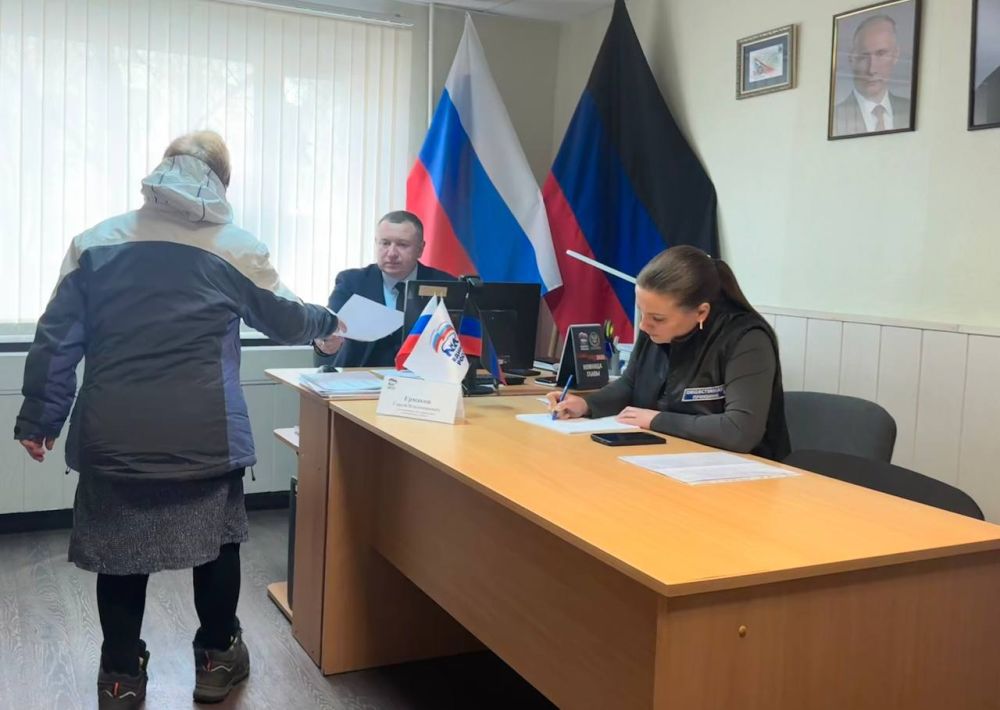 Приём граждан в Общественной приёмной партии "Единая Россия" города Снежное Приём граждан в Общественной приёмной партии "Единая Россия" города Снежное
