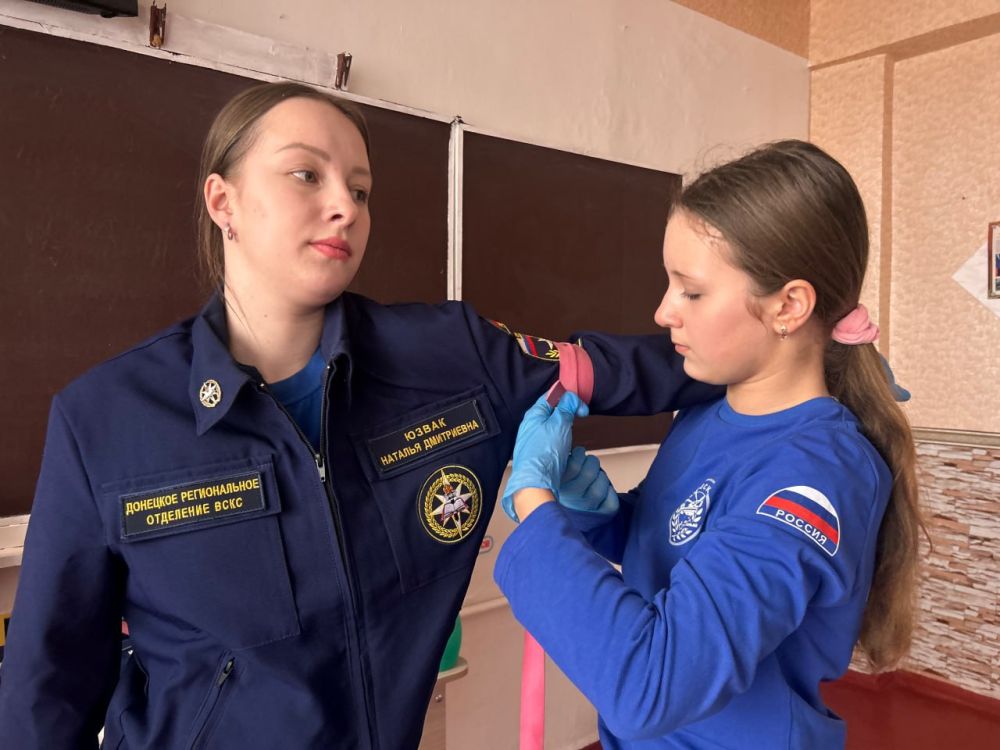 Добровольцы Донецкого РО ВСКС провели занятие для школьного спасательного отряда «Альфа» Добровольцы Донецкого РО ВСКС провели занятие для школьного спасательного отряда «Альфа»