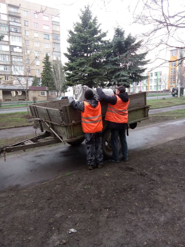 Коммунальщики Снежного благоустраивают территории общего пользования Коммунальщики Снежного благоустраивают территории общего пользования