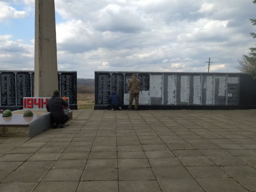 Александр Шатов: В Мариновке отреставрировали мемориальный комплекс Александр Шатов: В Мариновке отреставрировали мемориальный комплекс