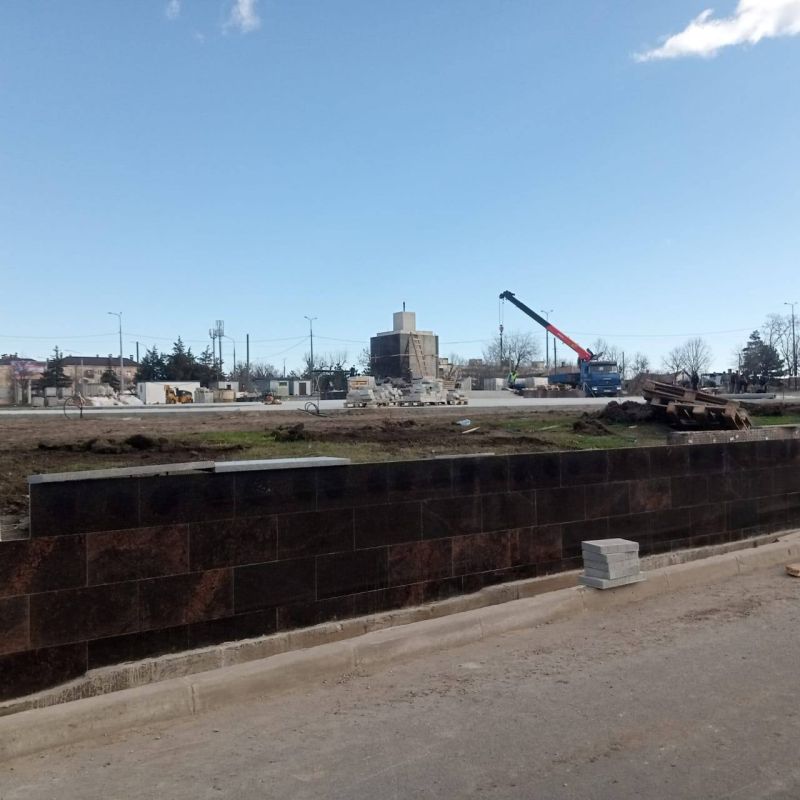 Петербург продолжает возводить монумент в Мариуполе Петербург продолжает возводить монумент в Мариуполе