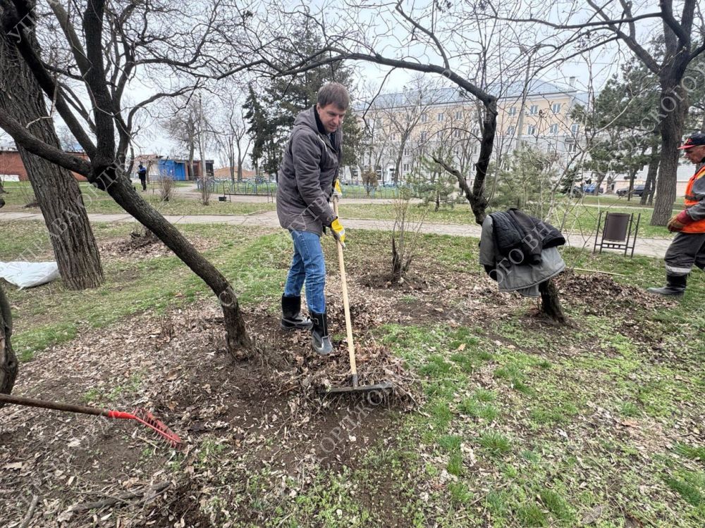 Сегодня сотрудники Управы Орджоникидзевского внутригородского района приняли участие в еженедельном общегородском субботнике Сегодня сотрудники Управы Орджоникидзевского внутригородского района приняли участие в еженедельном общегородском субботнике