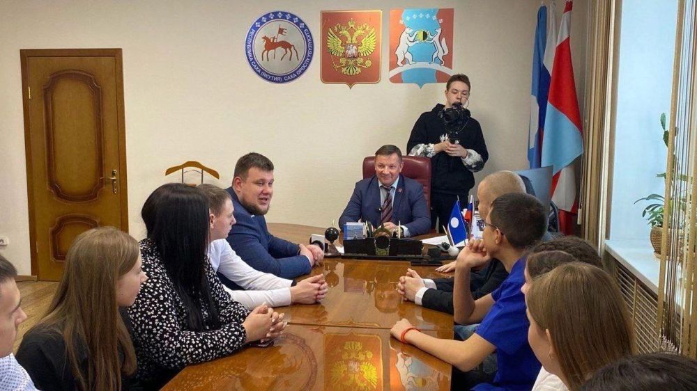 Активисты «Движения Первых» Докучаевска встретились с главой Алдана в Якутии Активисты «Движения Первых» Докучаевска встретились с главой Алдана в Якутии