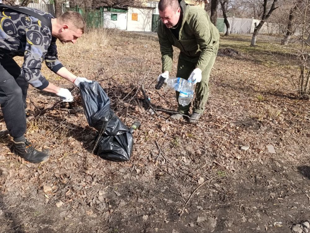 В Торезе состоялся общегородской субботник В Торезе состоялся общегородской субботник