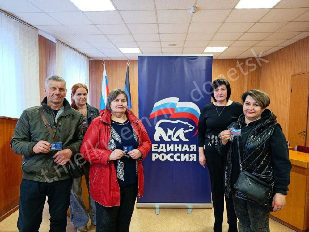 «Вручение партийных билетов» «Вручение партийных билетов»