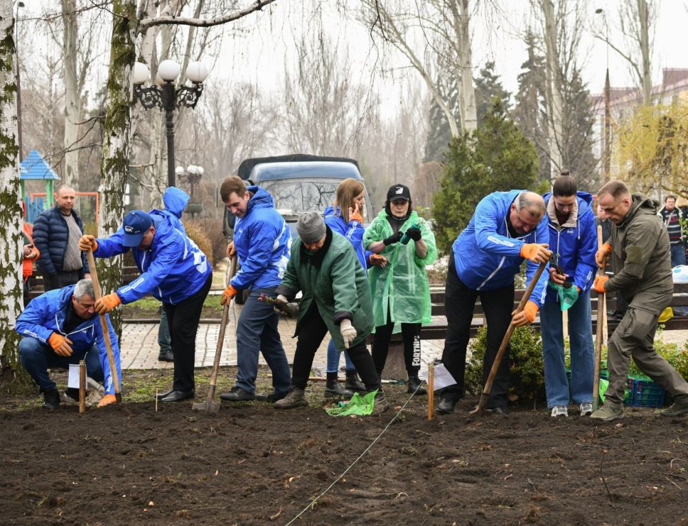 Розы для Донецка. Сегодня накануне 80-летия Победы в рамках проекта «Городская среда» вместе с Главой муниципального образования г.о.Донецк Алексеем Кулемзиным, председатель Донецкого городского совета Юрий Атаманов с... Розы для Донецка. Сегодня накануне 80-летия Победы в рамках проекта «Городская среда» вместе с Главой муниципального образования г.о.Донецк Алексеем Кулемзиным, председатель Донецкого городского совета Юрий Атаманов с...