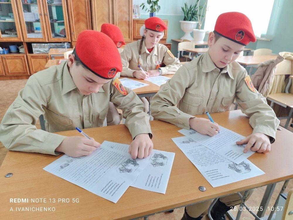 Письмо солдату. Юнармейцы ВПК «Прометей» Никитина Алена, Морковская Диана, Строев Иван, Иванилов Егор приняли участие в акции «Письмо солдату» Письмо солдату. Юнармейцы ВПК «Прометей» Никитина Алена, Морковская Диана, Строев Иван, Иванилов Егор приняли участие в акции «Письмо солдату»