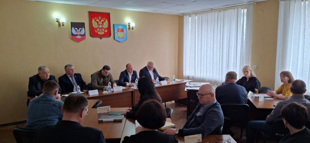 Депутаты провели расширенное заседание Комитета в Амвросиевке Депутаты провели расширенное заседание Комитета в Амвросиевке