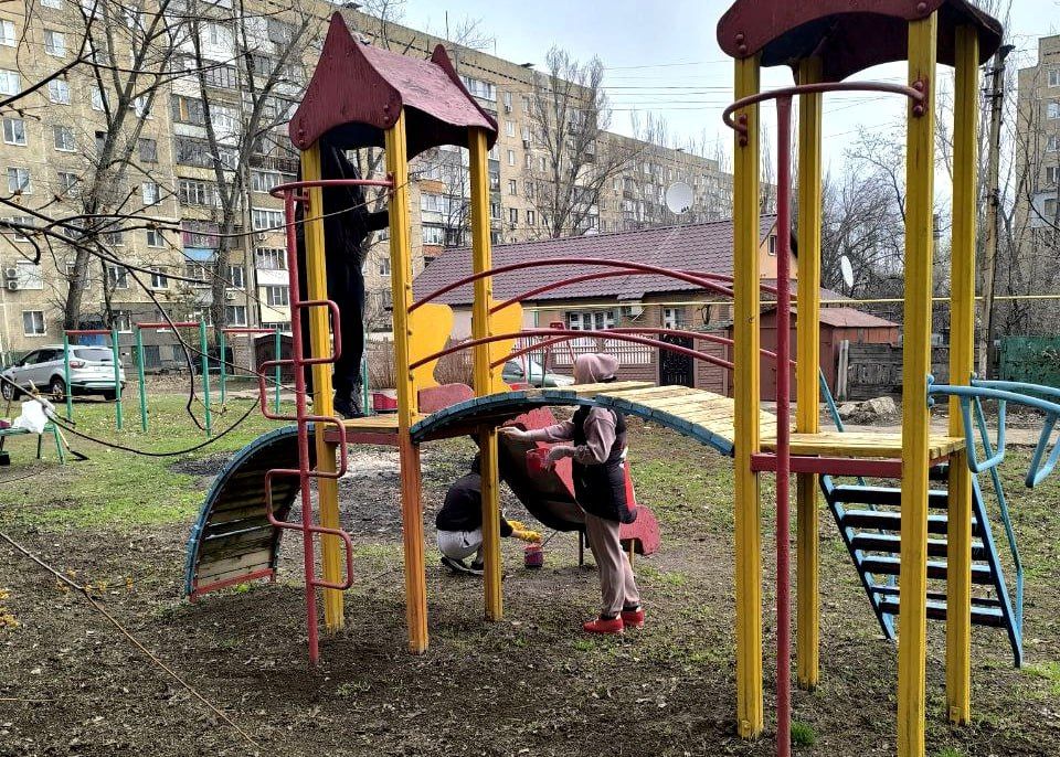 Иван Адамец: В рамках проведения двухмесячника по благоустройству и наведению санитарного порядка, сотрудники различных предприятий, организаций и учреждений Куйбышевского района объединились, чтобы навести чистоту и порядок... Иван Адамец: В рамках проведения двухмесячника по благоустройству и наведению санитарного порядка, сотрудники различных предприятий, организаций и учреждений Куйбышевского района объединились, чтобы навести чистоту и порядок...