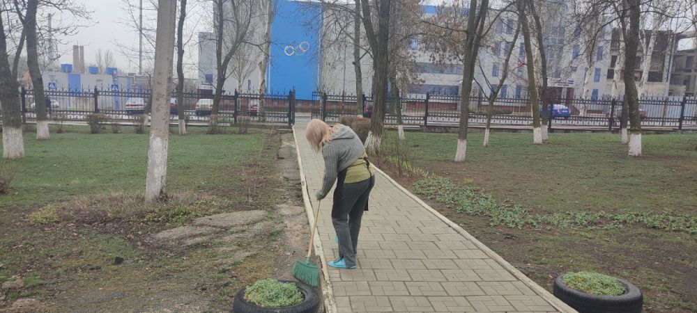 Сотрудники предприятий, учреждений образования и здравоохранения Ленинского района города Донецка, также не остались в стороне и вышли на субботник для наведения порядка и чистоты на прилегающей к учреждениям территории Сотрудники предприятий, учреждений образования и здравоохранения Ленинского района города Донецка, также не остались в стороне и вышли на субботник для наведения порядка и чистоты на прилегающей к учреждениям территории