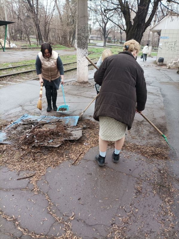 Сотрудники медицинских учреждений на общегородском субботнике Сотрудники медицинских учреждений на общегородском субботнике