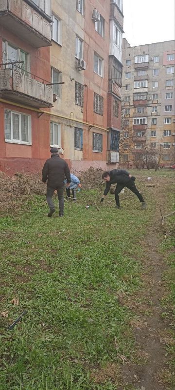 А это жители провели сегодня субботник по ул. Краснознаменская, д. 63 А это жители провели сегодня субботник по ул. Краснознаменская, д. 63