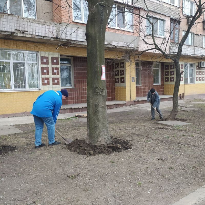 Сотрудники предприятий, учреждений образования и здравоохранения Ленинского района города Донецка, также не остались в стороне и вышли на субботник для наведения порядка и чистоты на прилегающей к учреждениям территории Сотрудники предприятий, учреждений образования и здравоохранения Ленинского района города Донецка, также не остались в стороне и вышли на субботник для наведения порядка и чистоты на прилегающей к учреждениям территории