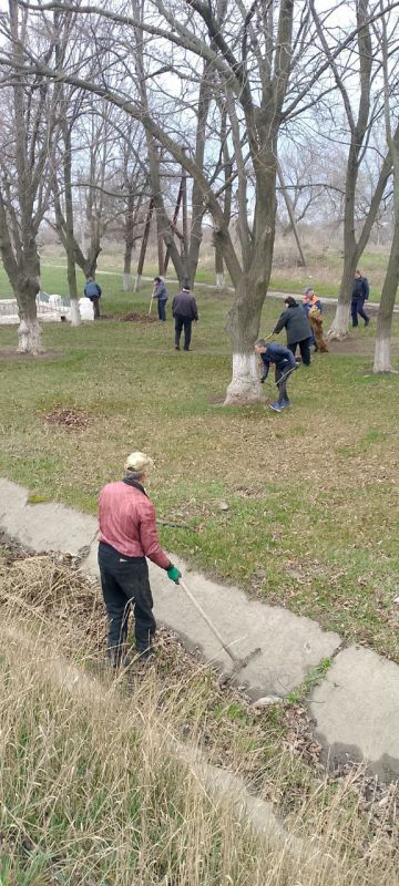 В пгт Луганское прошел субботник В пгт Луганское прошел субботник