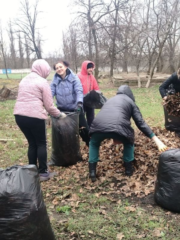 Сергей Желновач: В Дебальцево, в рамках двухмесячника по благоустройству, прошёл общегородской субботник Сергей Желновач: В Дебальцево, в рамках двухмесячника по благоустройству, прошёл общегородской субботник