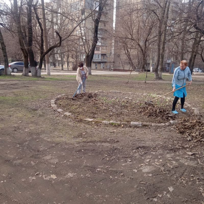 Сотрудники медицинских учреждений на общегородском субботнике Сотрудники медицинских учреждений на общегородском субботнике