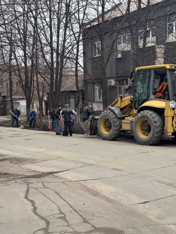 Сотрудники центра занятости и центра детского и юношеского творчества на общегородском субботнике Сотрудники центра занятости и центра детского и юношеского творчества на общегородском субботнике