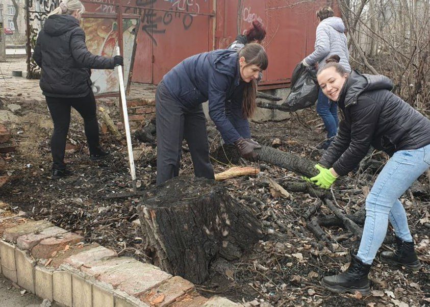 Иван Адамец: В рамках проведения двухмесячника по благоустройству и наведению санитарного порядка, сотрудники различных предприятий, организаций и учреждений Куйбышевского района объединились, чтобы навести чистоту и порядок... Иван Адамец: В рамках проведения двухмесячника по благоустройству и наведению санитарного порядка, сотрудники различных предприятий, организаций и учреждений Куйбышевского района объединились, чтобы навести чистоту и порядок...