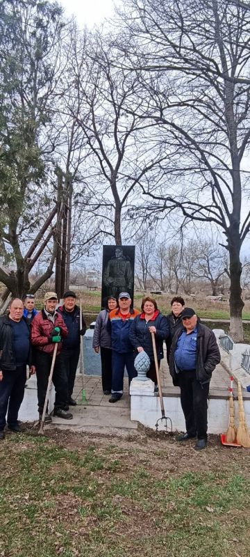 В пгт Луганское прошел субботник В пгт Луганское прошел субботник