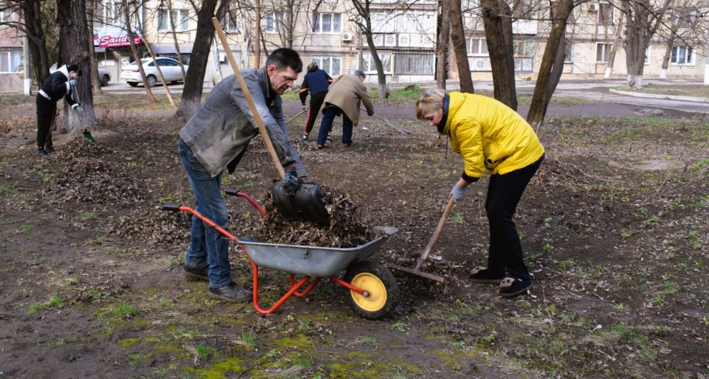 Работники отрасли культуры городского округа Енакиево приняли участие в субботнике Работники отрасли культуры городского округа Енакиево приняли участие в субботнике