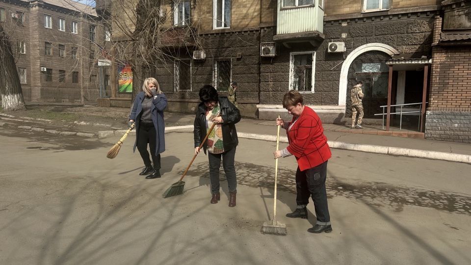Сотрудники центра занятости и центра детского и юношеского творчества на общегородском субботнике Сотрудники центра занятости и центра детского и юношеского творчества на общегородском субботнике