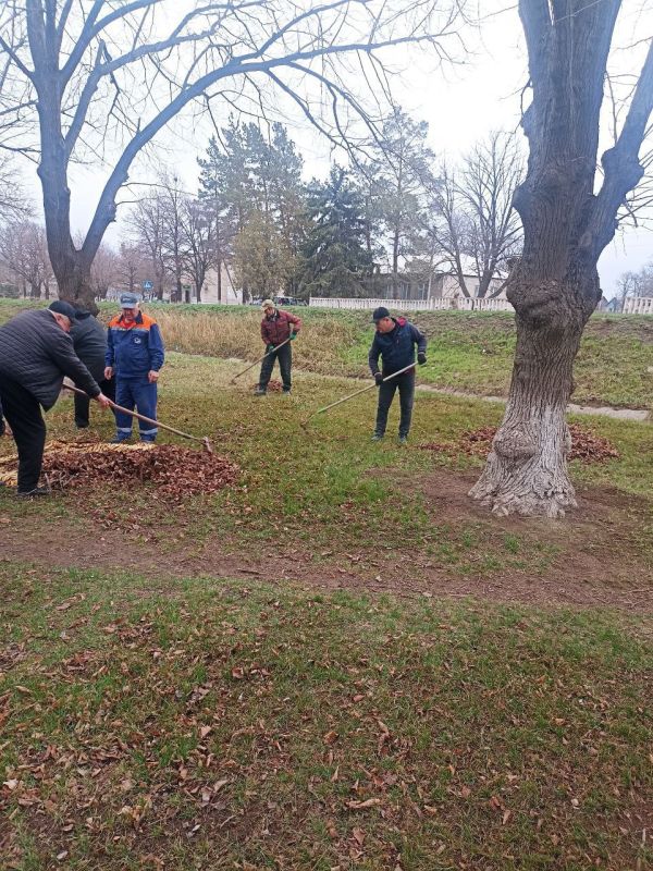 В пгт Луганское прошел субботник В пгт Луганское прошел субботник