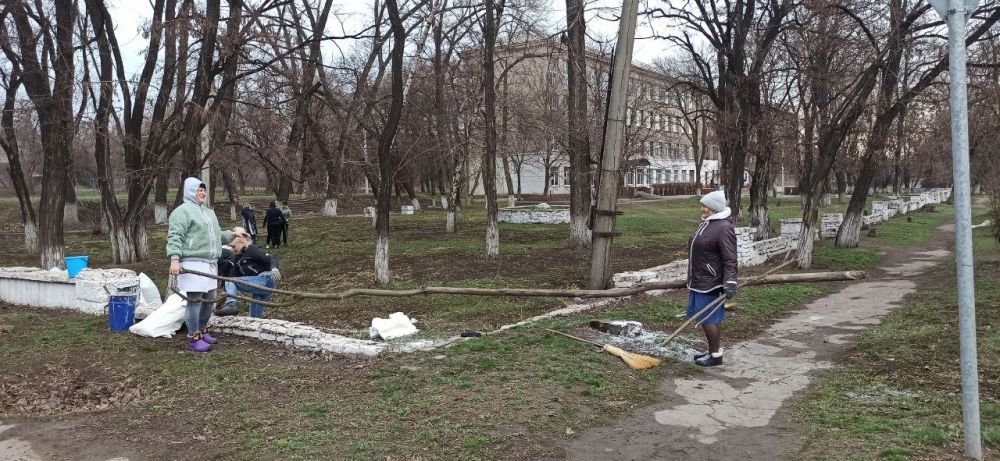 Сотрудники центра занятости и центра детского и юношеского творчества на общегородском субботнике Сотрудники центра занятости и центра детского и юношеского творчества на общегородском субботнике