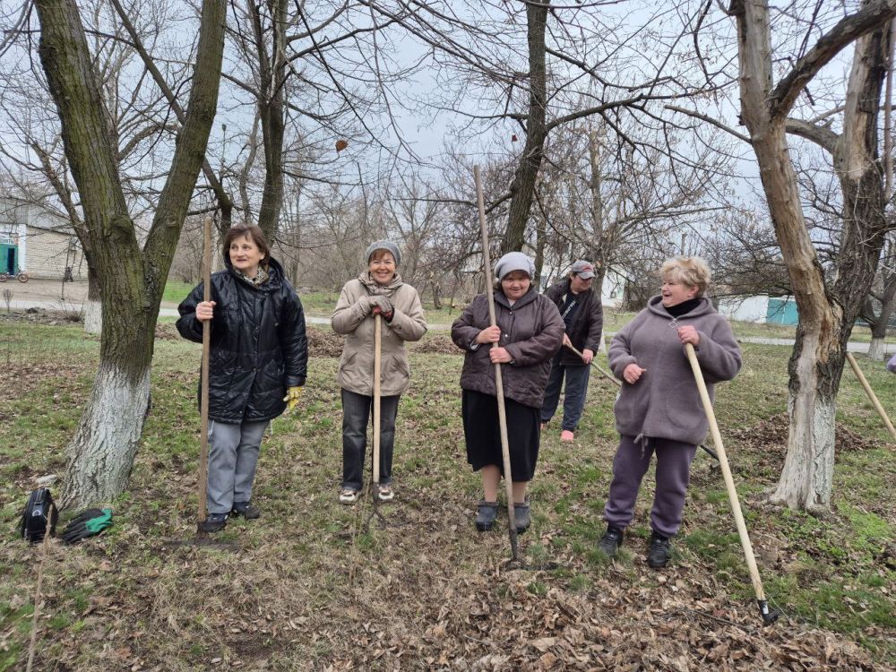 Сегодня в пгт.Троицко-Харцызск состоялся субботник, в котором приняли участие сотрудники Зуевского Сегодня в пгт.Троицко-Харцызск состоялся субботник, в котором приняли участие сотрудники Зуевского