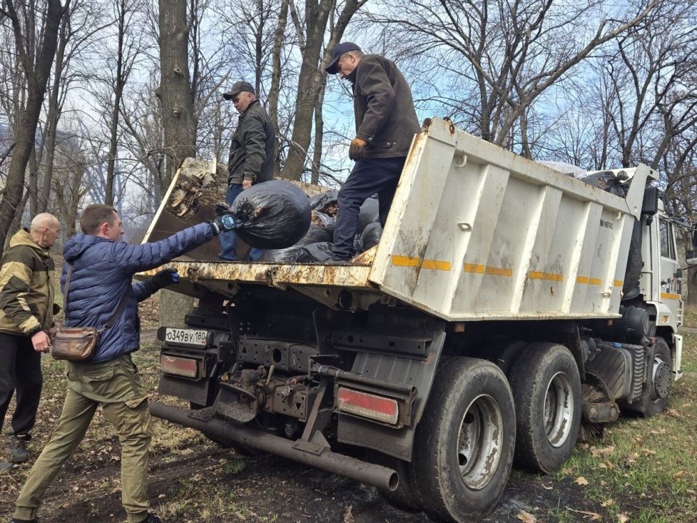 Сергей Желновач: В Дебальцево, в рамках двухмесячника по благоустройству, прошёл общегородской субботник Сергей Желновач: В Дебальцево, в рамках двухмесячника по благоустройству, прошёл общегородской субботник