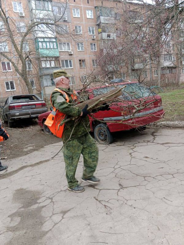 В Ленинском районе г. Донецка активно проходят субботники В Ленинском районе г. Донецка активно проходят субботники