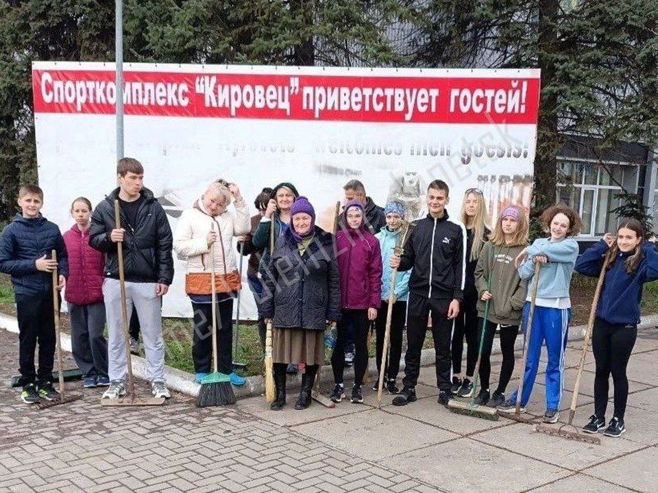 Алексей Кулемзин: Сотрудники учреждений спорта присоединились к общегородскому субботнику, продолжив работы по благоустройству прилегающих территорий: они высадили кустарники, убрали листву и мусор, а также очистили газоны и... Алексей Кулемзин: Сотрудники учреждений спорта присоединились к общегородскому субботнику, продолжив работы по благоустройству прилегающих территорий: они высадили кустарники, убрали листву и мусор, а также очистили газоны и...