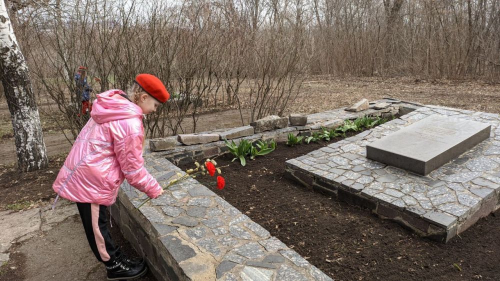 Юрий Будрин: Сегодня, 29 марта 2025 года, сотрудники военного комиссариата Кировского, Куйбышевского и Петровского районов города Донецка ДНР при активном участии ГБОУ "Школа №83 им. Г.И. Бакланова г.о. Донецк" и юнармейцев... Юрий Будрин: Сегодня, 29 марта 2025 года, сотрудники военного комиссариата Кировского, Куйбышевского и Петровского районов города Донецка ДНР при активном участии ГБОУ "Школа №83 им. Г.И. Бакланова г.о. Донецк" и юнармейцев...