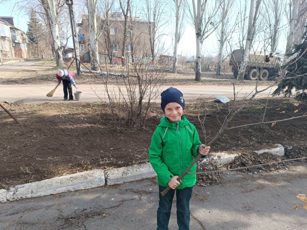 Сергей Желновач: В посёлке Новолуганское 29 марта прошёл субботник, в рамках двухмесячника по благоустройству территории! Сергей Желновач: В посёлке Новолуганское 29 марта прошёл субботник, в рамках двухмесячника по благоустройству территории!
