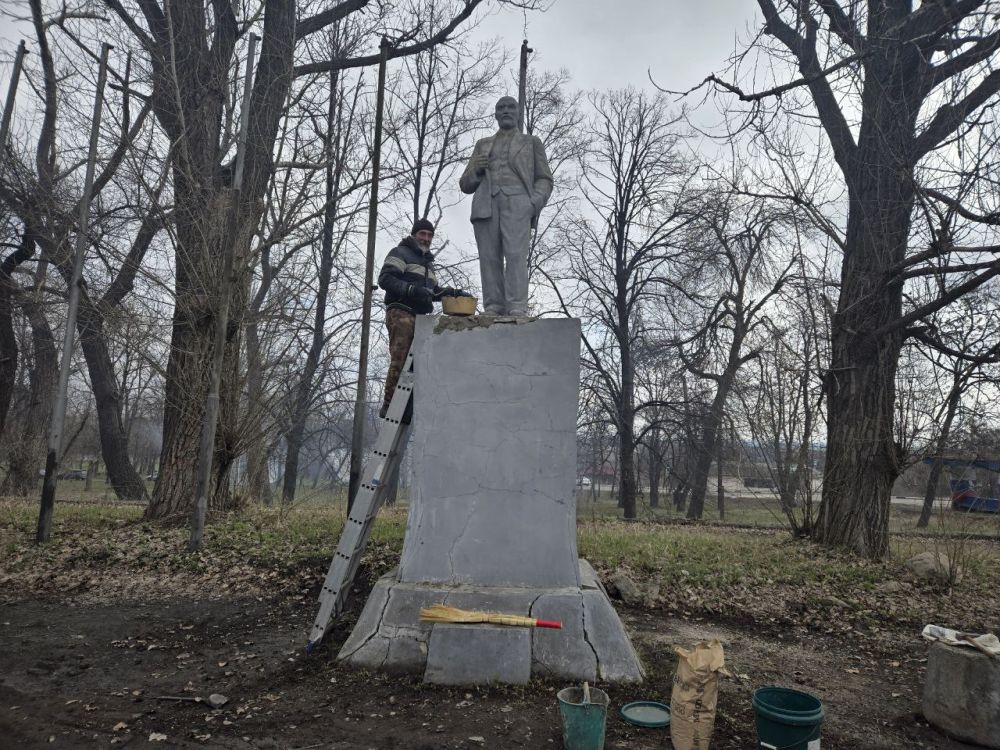 Сегодня, в рамках двухмесячника по благоустройству территории, Дебальцевский совет ветеранов войны и труда, ветеранов вооруженных сил и правоохранительных органов во главе с председателем совета Сергеем Тодыкой проводили ... Сегодня, в рамках двухмесячника по благоустройству территории, Дебальцевский совет ветеранов войны и труда, ветеранов вооруженных сил и правоохранительных органов во главе с председателем совета Сергеем Тодыкой проводили ...