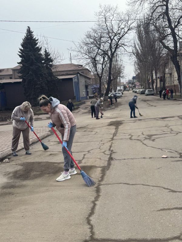 Сотрудники центра занятости и центра детского и юношеского творчества на общегородском субботнике Сотрудники центра занятости и центра детского и юношеского творчества на общегородском субботнике