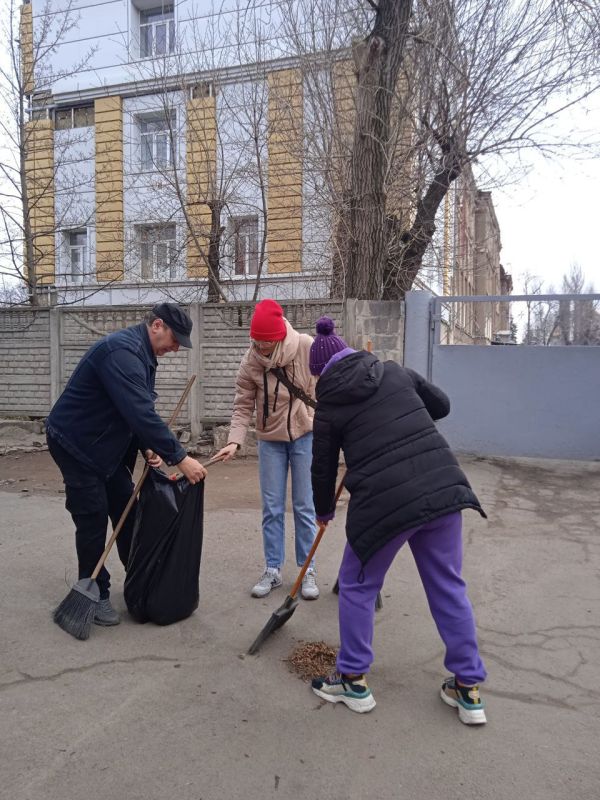 Сотрудники предприятий, учреждений образования и здравоохранения Ленинского района города Донецка, также не остались в стороне и вышли на субботник для наведения порядка и чистоты на прилегающей к учреждениям территории Сотрудники предприятий, учреждений образования и здравоохранения Ленинского района города Донецка, также не остались в стороне и вышли на субботник для наведения порядка и чистоты на прилегающей к учреждениям территории