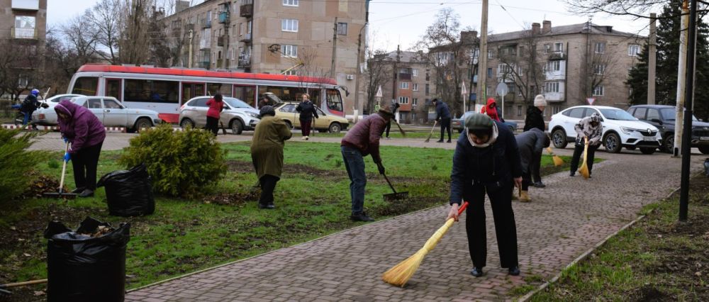 Работники отрасли культуры городского округа Енакиево приняли участие в субботнике Работники отрасли культуры городского округа Енакиево приняли участие в субботнике
