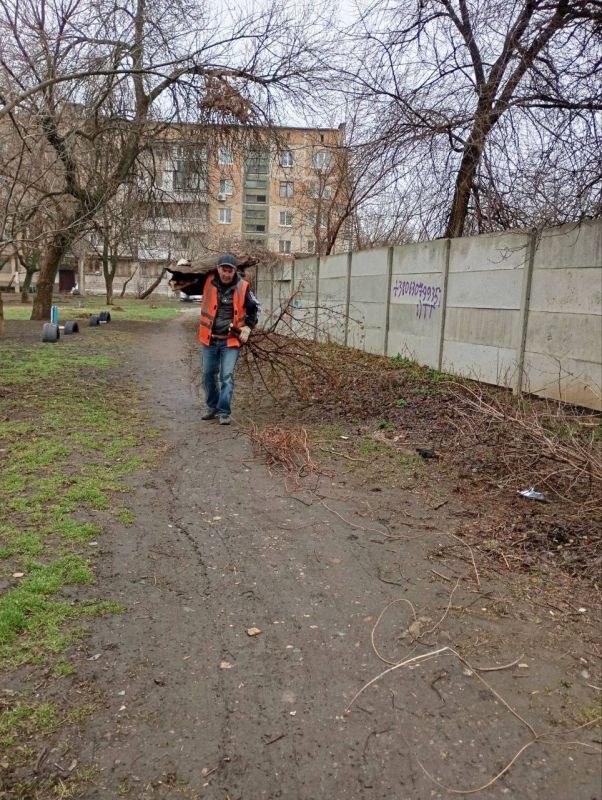 В Ленинском районе г. Донецка активно проходят субботники В Ленинском районе г. Донецка активно проходят субботники