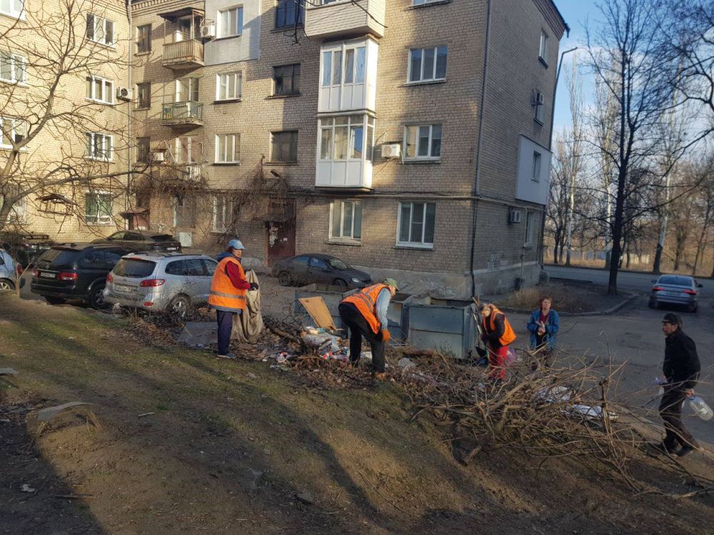 В Ленинском районе г. Донецка активно проходят субботники В Ленинском районе г. Донецка активно проходят субботники