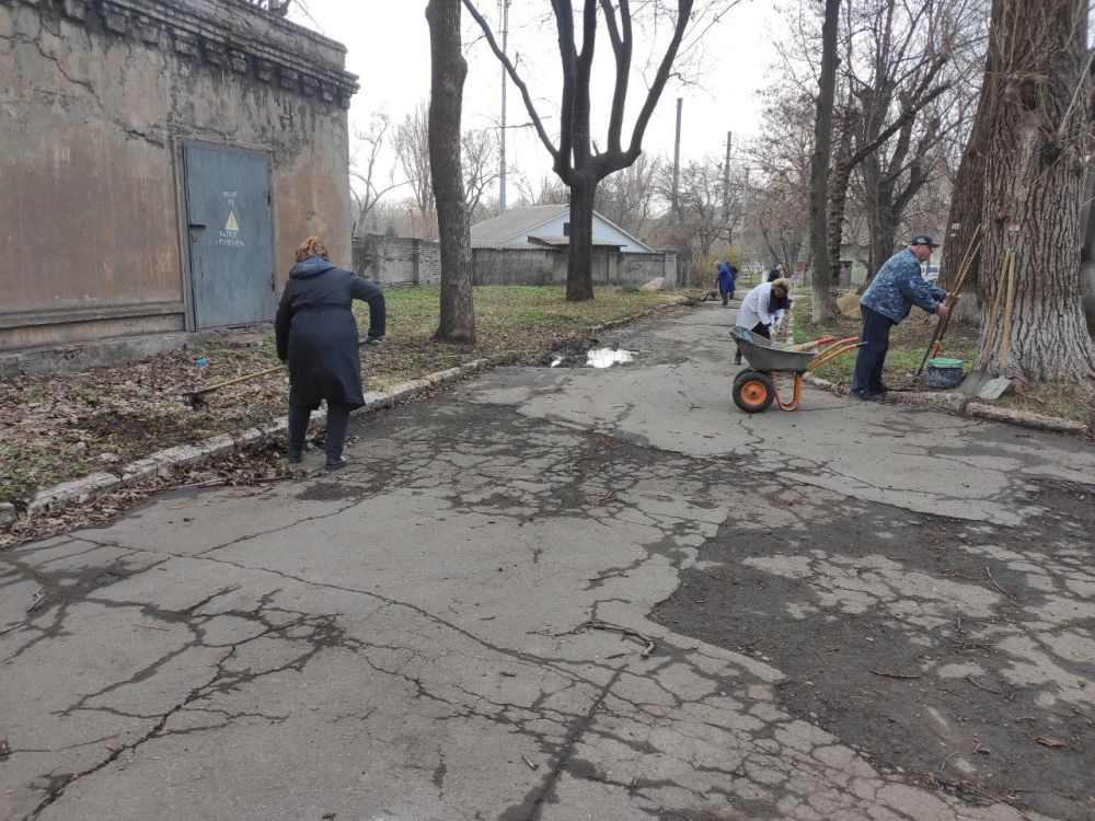 Сотрудники центра занятости и центра детского и юношеского творчества на общегородском субботнике Сотрудники центра занятости и центра детского и юношеского творчества на общегородском субботнике
