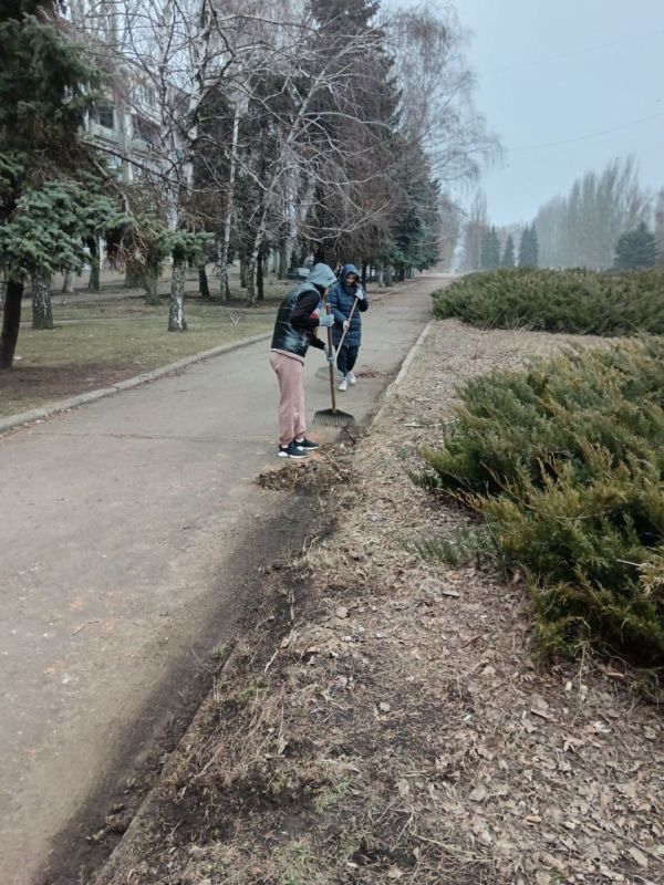 Сергей Желновач: Сегодня в городе Светлодарск, в рамках двухмесячника по благоустройству территорий, прошёл общегородской субботник Сергей Желновач: Сегодня в городе Светлодарск, в рамках двухмесячника по благоустройству территорий, прошёл общегородской субботник