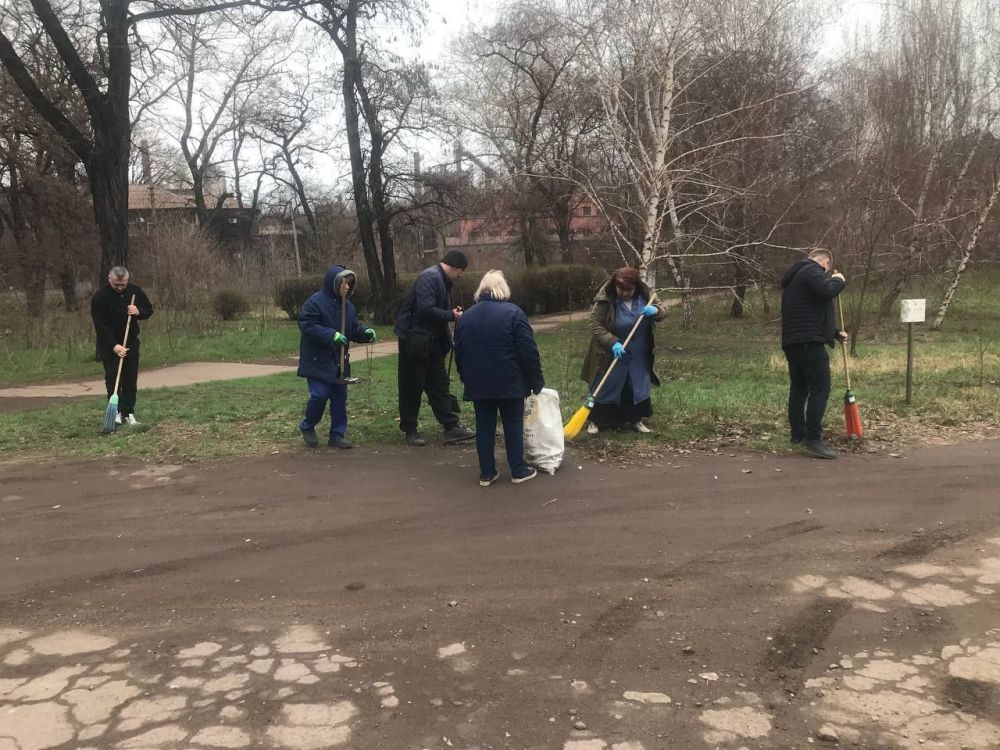 Представители спортивной общественности на общегородском субботнике Представители спортивной общественности на общегородском субботнике
