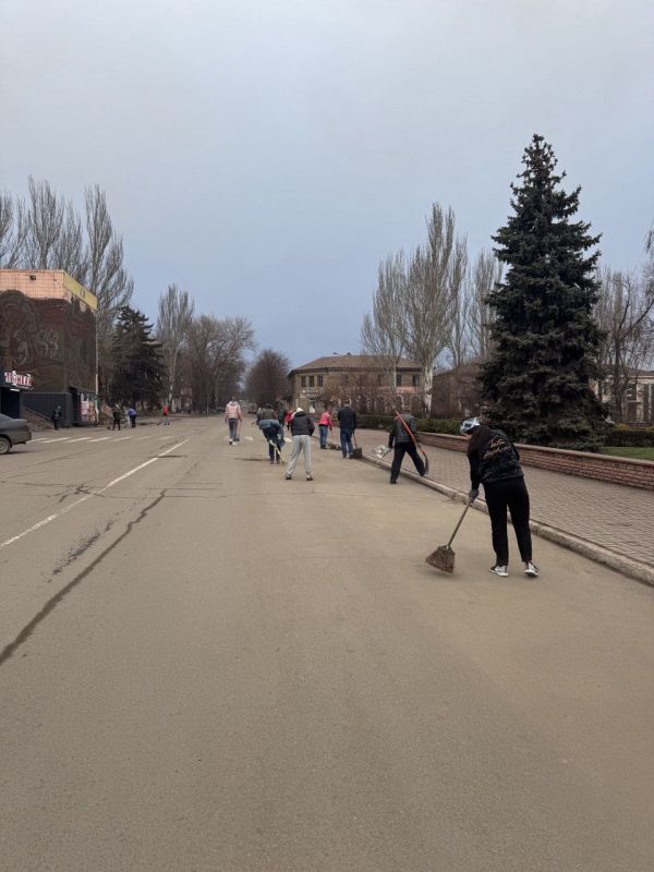 Сотрудники центра занятости и центра детского и юношеского творчества на общегородском субботнике Сотрудники центра занятости и центра детского и юношеского творчества на общегородском субботнике